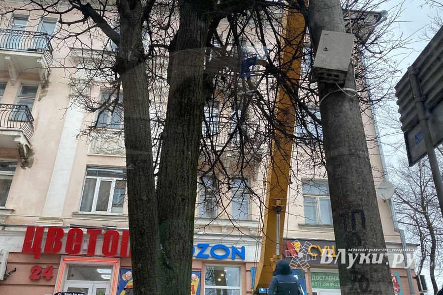 Великие Луки очищают от снега и сосулек (ФОТО)