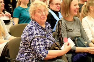 В Великих Луках поздравляют мам (ФОТО)