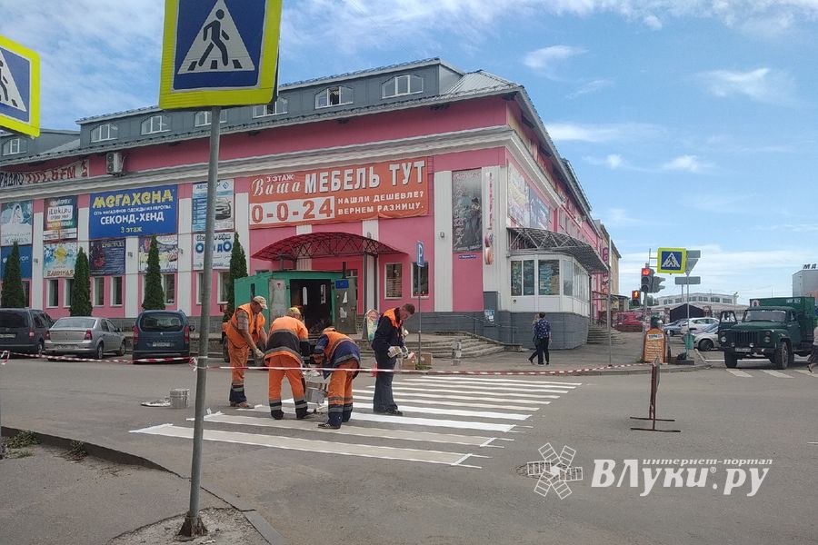 На улице Зверева обновляют зебр (ФОТО)