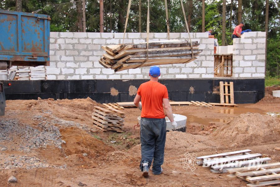 Строительство велоцентра в Великих Луках: склад, спортплощадки, велодорожки и земляника (ФОТО)