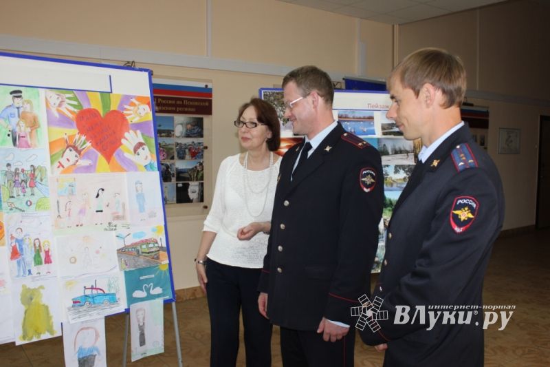 В УМВД России по Псковской области проходит выставка детских рисунков (фото)