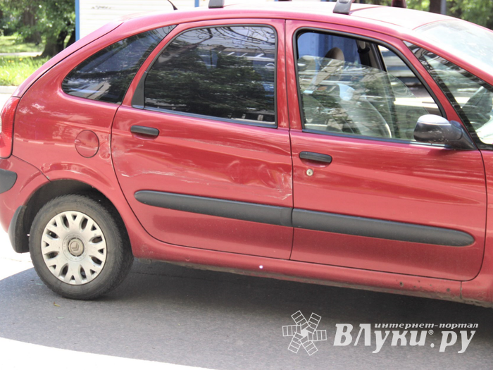 Большой автобус пострадал от маленькой легковушки (ФОТО)