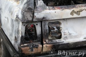 В Великих Луках полностью выгорела Ауди 100 (фото)