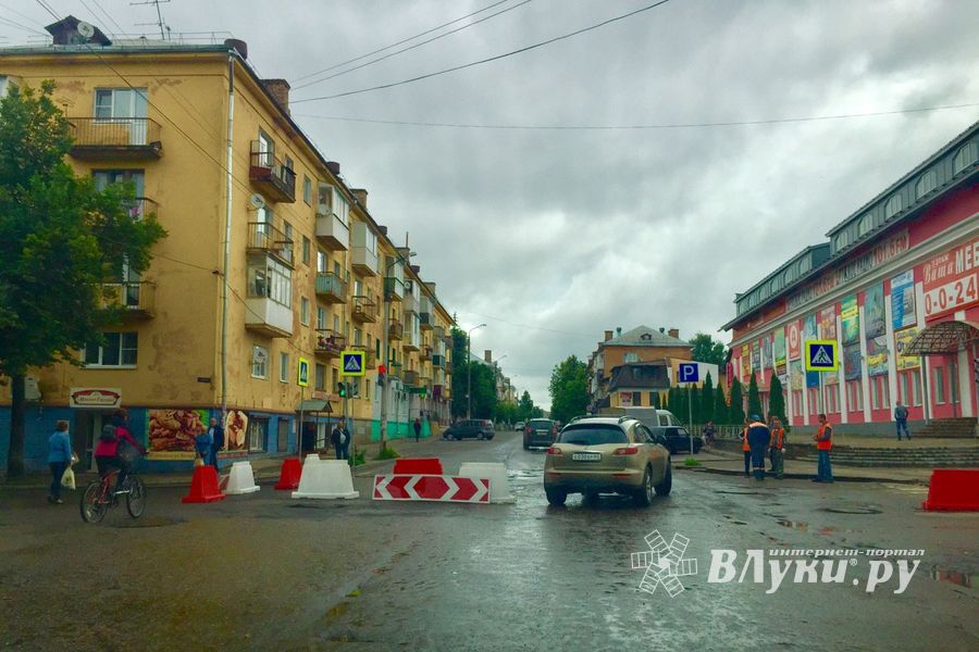 Ремонтировать ул. К. Либкнехта мешают припаркованные автомобили (ФОТО)