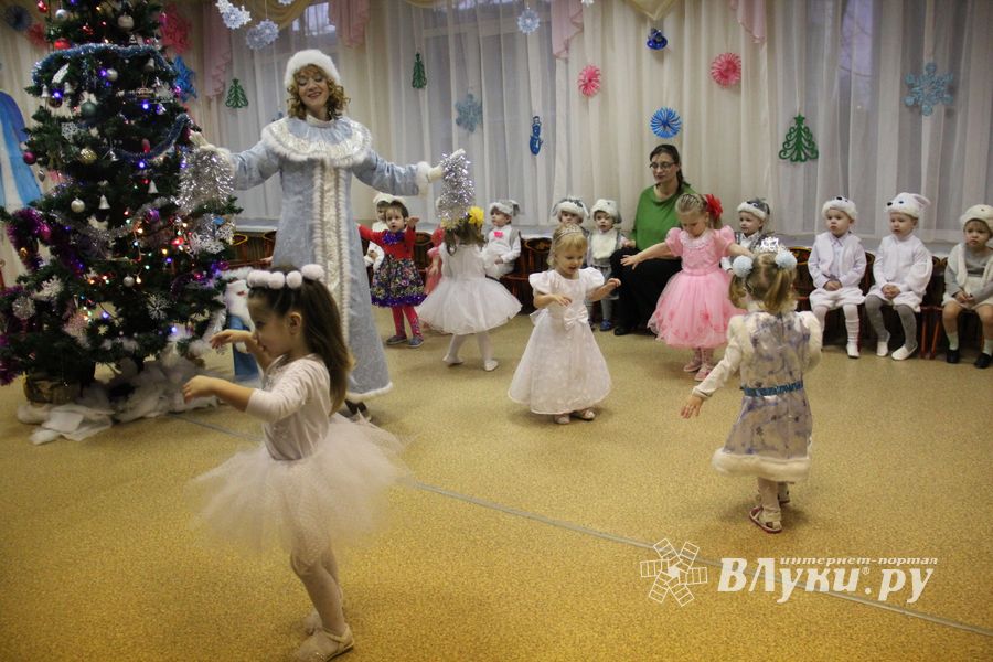 В детских садах Великих Лук полным ходом идут Новогодние  утренники