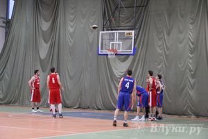 В Великих Луках проходит Открытый Чемпионат г. Великие Луки по баскетболу (фото)