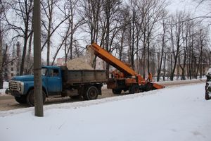 Улицы Великих Лук очищают от снега (ФОТО)