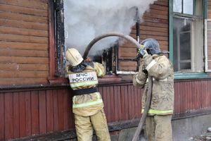 В Великих Луках на проспекте Гагарина горел барак (ФОТО)