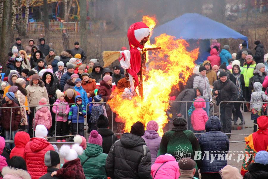 В Великих Луках сожгли Масленицу (фото)