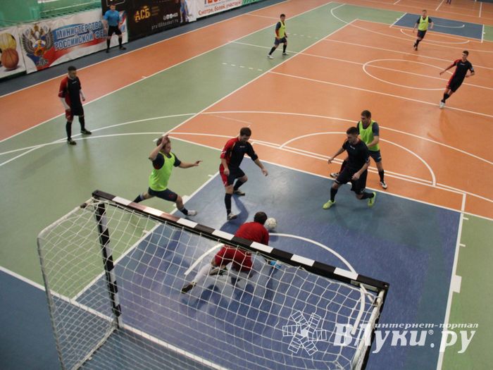 В Великих Луках продолжается первенство города по мини-футболу (фто)