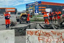 Один из въездов на парковку возле ТЦ «Апельсин» перекрыт