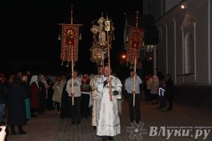 Крестным ходом встредили великолучане светлый праздник Пасхи