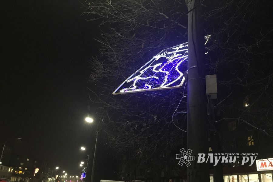 Великолукских белок не выдерживают уличные столбы (ФОТО)