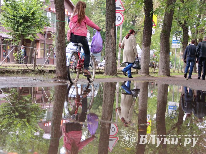 Мечта великолучан: по городу в чистой обуви (ФОТО)