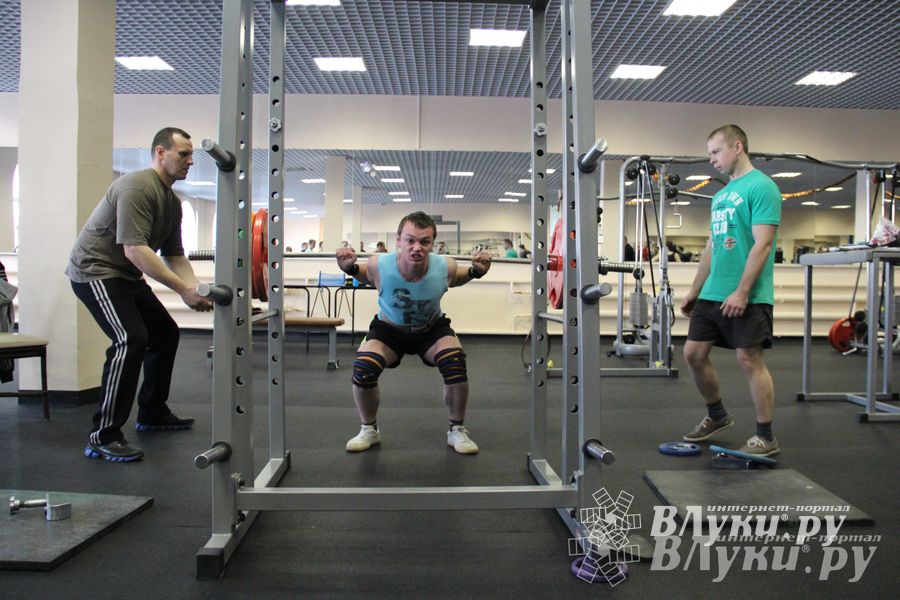 Соревнования по пауэрлифтингу прошли в Великих Луках (фото)