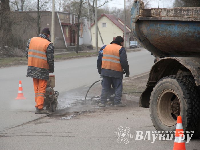 В Великих Луках начался ямочный ремонт улицы Нелидовской (ФОТО)