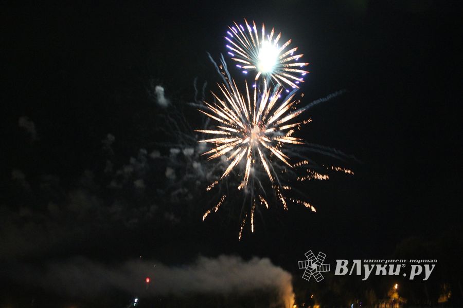 Огненные шоу состоялись над Ловатью (ФОТО)