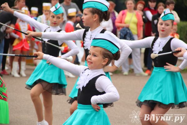 В Великих Луках прошёл Международный фестиваль-конкурс среди мажореток и барабанщиц (ФОТО)