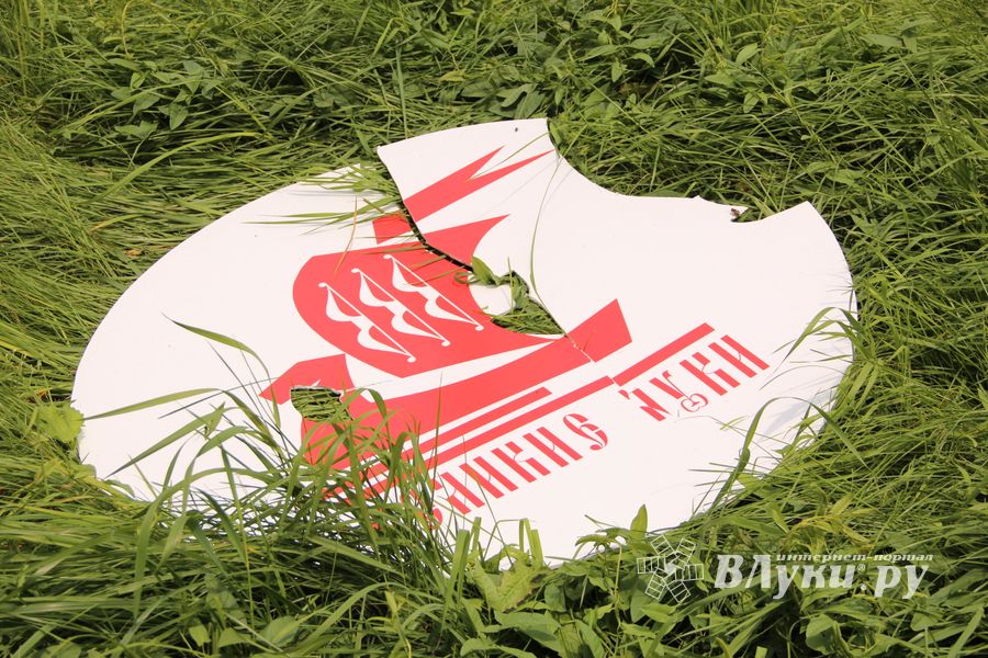 Фотофакт: в Великих Луках разломали ладью