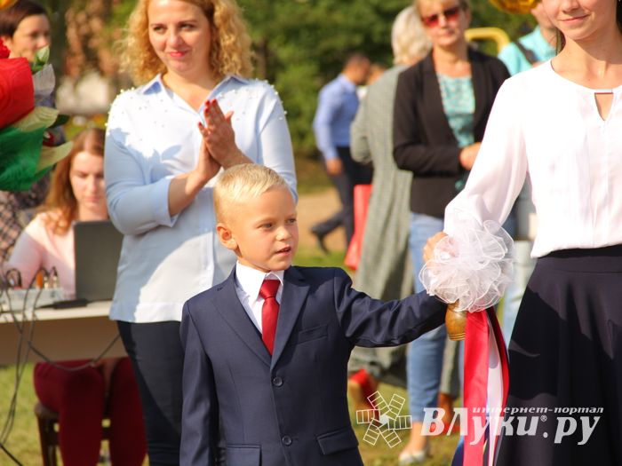 1 сентября в школах Великих Лук прошли Торжественные линейки (ФОТО)
