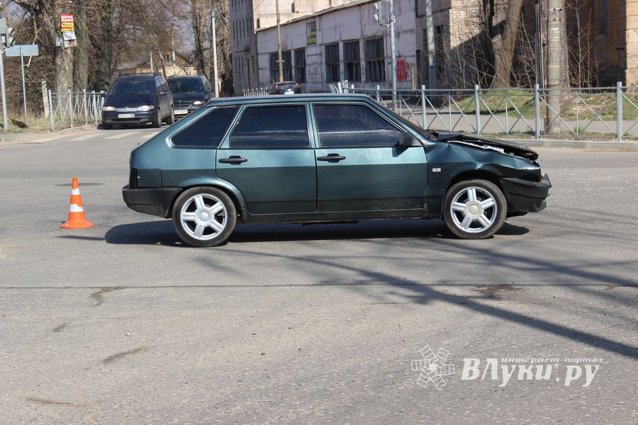 Водитель без прав устроил ДТП в Великих Луках (ФОТО)