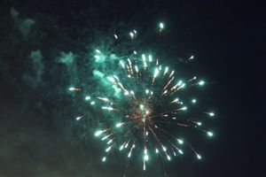 9 мая в Великих Луках. Шествие и салют