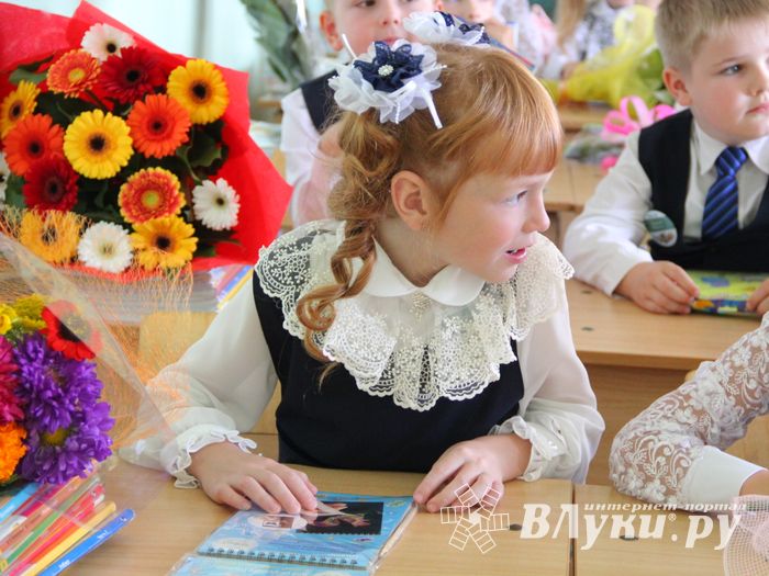 В Великих Луках торжественно встретили День знаний (ФОТО)