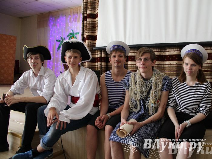 В Великих Луках прозвенели «Последние звонки»