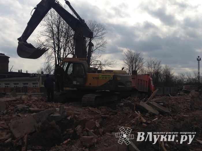 Губернатор осмотрел стройплощадку новой школы на проспекте Гагарина (ФОТО)