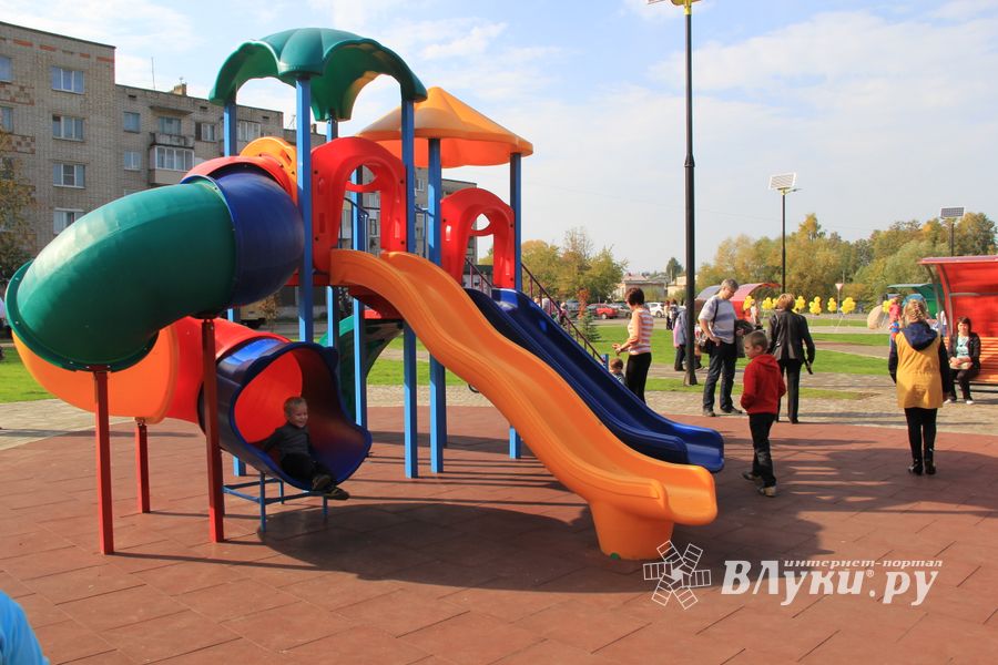 В Великих Луких благоустроили сквер на ул. Жукова (фото)