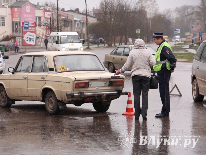 Ну не умеют в Великих Луках ездить по кольцу