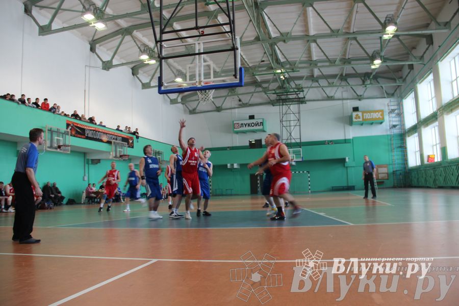 Баскетболисты Великих Лук сыграли со сборной Дмитрова