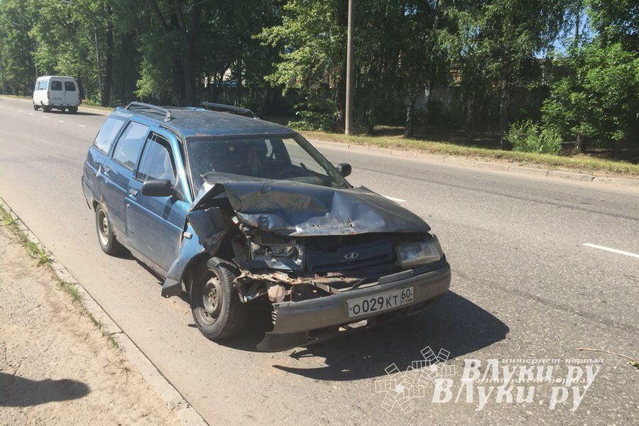 В Великих Луках легковушка врезалась в фуру (фото)