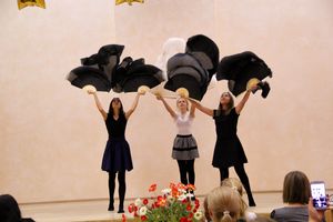 В Великих Луках поздравляют мам (ФОТО)