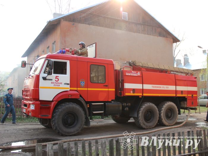 На пожаре в пр. Нелидовском ликвидировали открытое горение (ФОТО)
