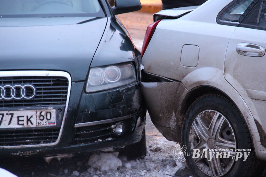  Великих Луках столкнулись три автомобиля