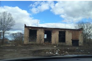 Бардак на территории кондитерской фабрики в Великих Луках (фото)