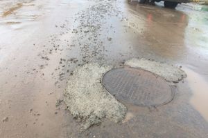 И в дождь, и в стужу бетон — на лужу (ФОТО)