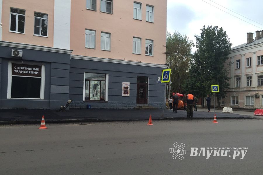 На ул. Некрасова в Великих Луках появился новый асфальт, на здании городской администрации — штукатурка (ФОТО)