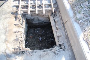 В Великих Луках прочищают «ливнёвку» (ФОТО)