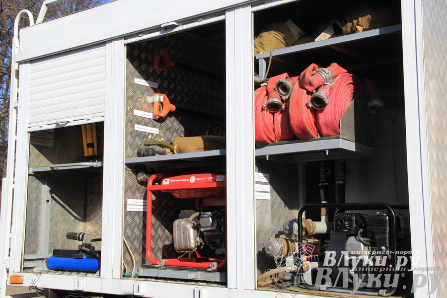 В центре Великих Лук спасатели продемонстрировали свою технику (ФОТО)