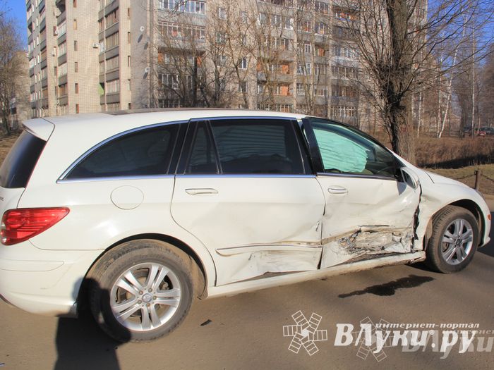 В Великих Луках столкнулись Мерседес и Мазда (фото)