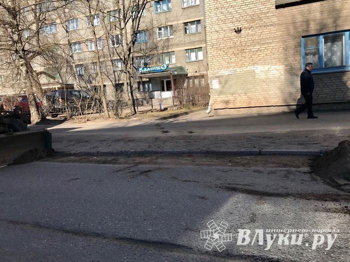 В Великих Луках для уборки перекрыли ул. Зверева (ФОТО)