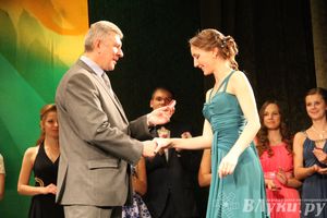 Вручение медалей выпускникам