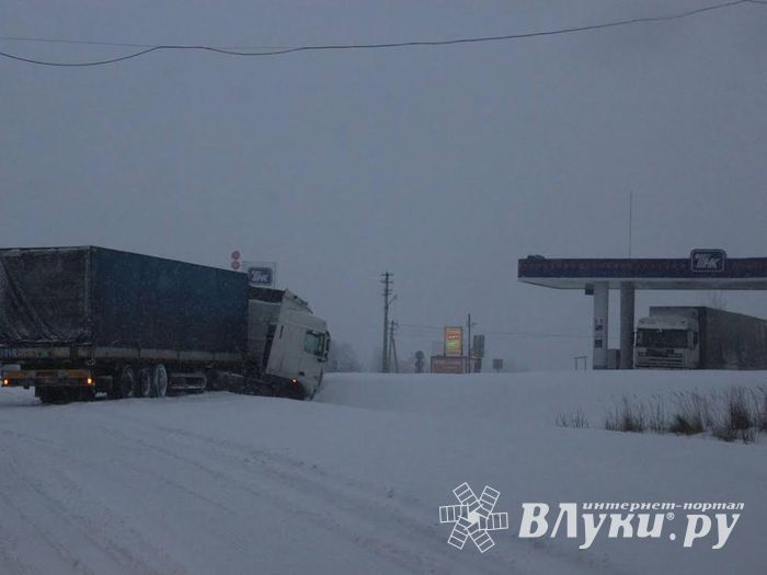 Дальнобойщик вылетел в кювет в Невельском районе из-за снегопада