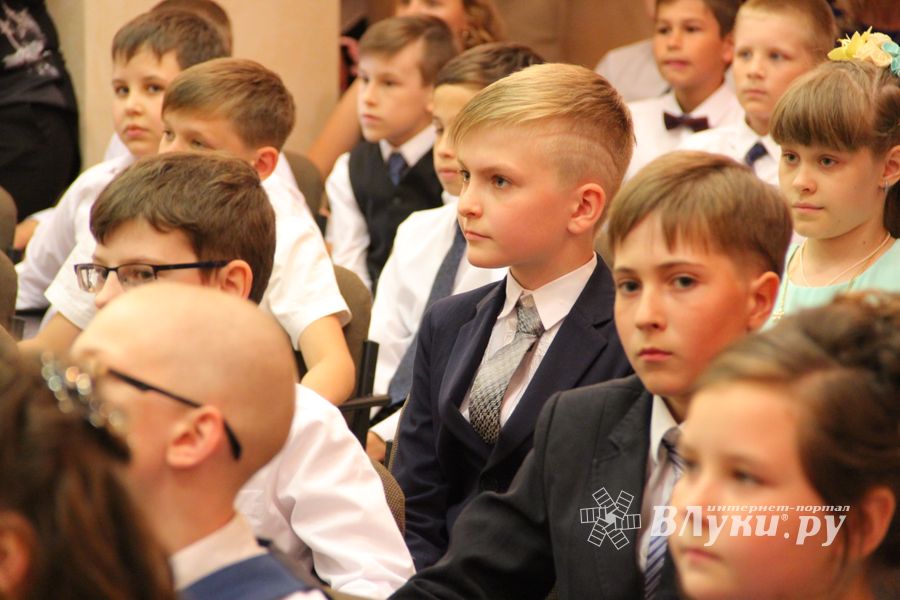 В школе №13 чествовыали вчерашних учеников начальной школы (ФОТО)