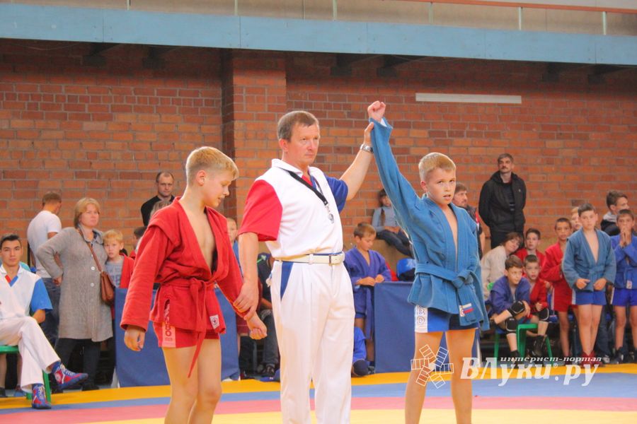 В Великих Луках проходит турнир по самбо (ФОТО)