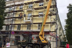 Из-за ремонта фасадов в Великих Луках перекрыли тротуары (ФОТО)