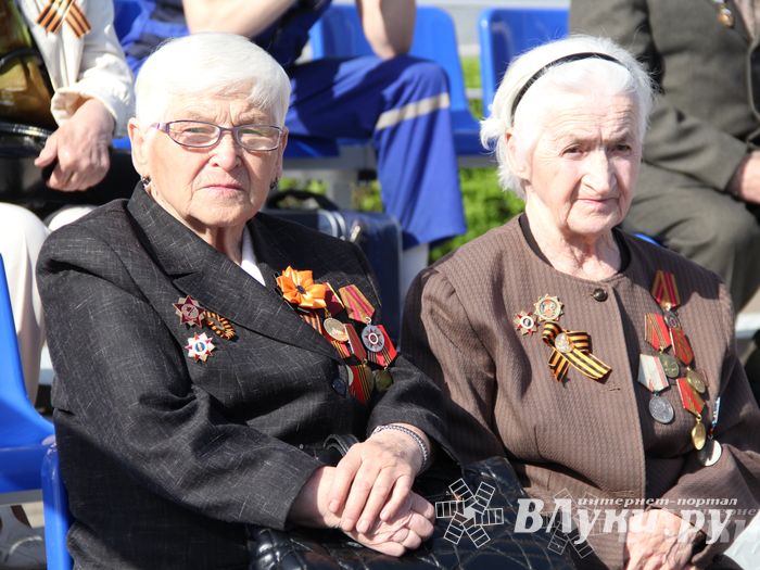 Парад Победы в Великих Луках (фото)