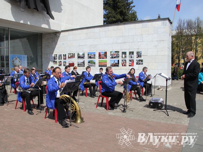 Парад Победы в Великих Луках (фото)